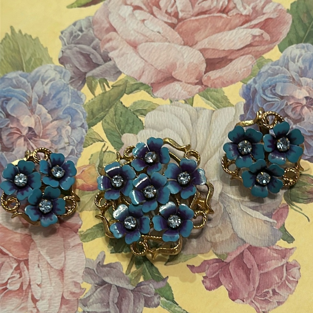 Avon Forget-Me-Not Brooch & Clip Earrings Blue & Purple Flowers Vintage 70’s